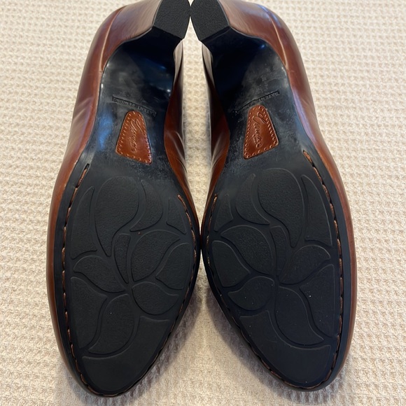 Brown pumps, size 9M, 3 in heel - Picture 5 of 9